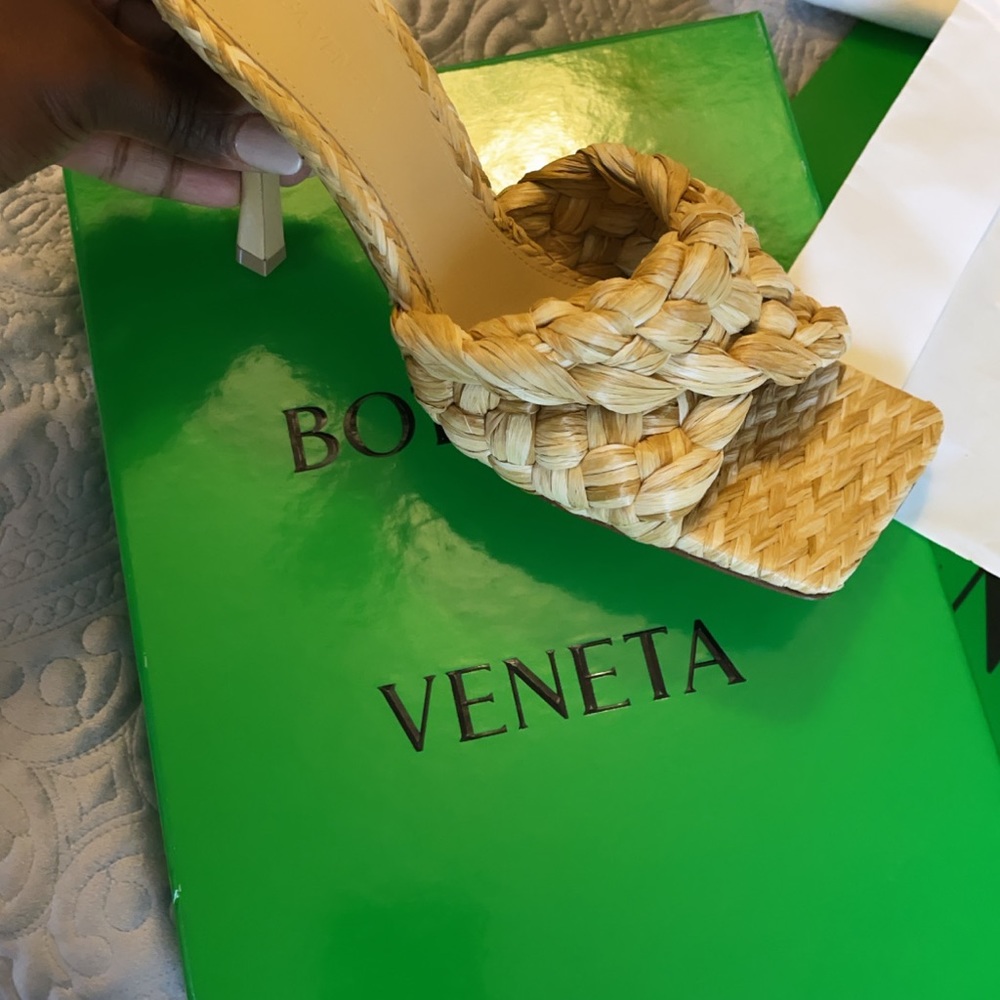 Bottega Veneta Intreccio Raffia stretch sandal in “Macadamia” worn once.